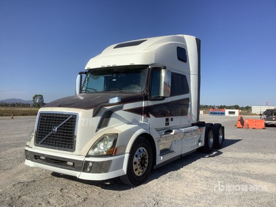 2015 Volvo VNL 6x4 Tractocamion con Dormitorio / Ciągnik siodłowy T/A z kabiną sypialną