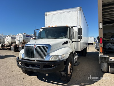 2018 International 4300 4x2 شاحنة فان