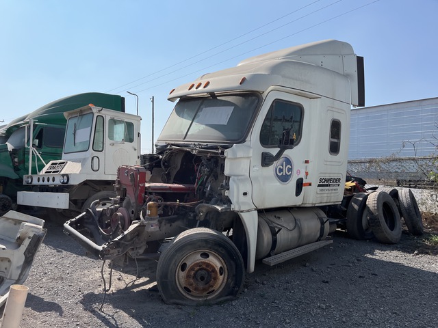 2015 Freightliner Cascadia 6x4 Tractocamion con Dormitorio (Solo Partes) / Parts Only T/A Sleeper Truck Tractor (Inoperable)