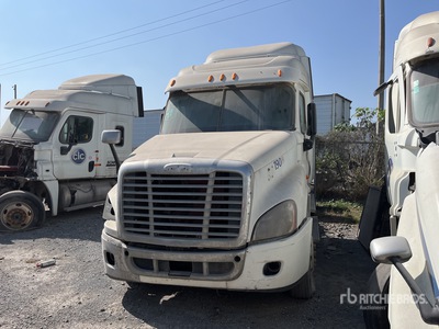 2014 Freightliner Cascadia 6x4 Tractocamion con Dormitorio (INOPERABLE) / Cabeza Tractora Cabina Dormitorio (Inoperable)