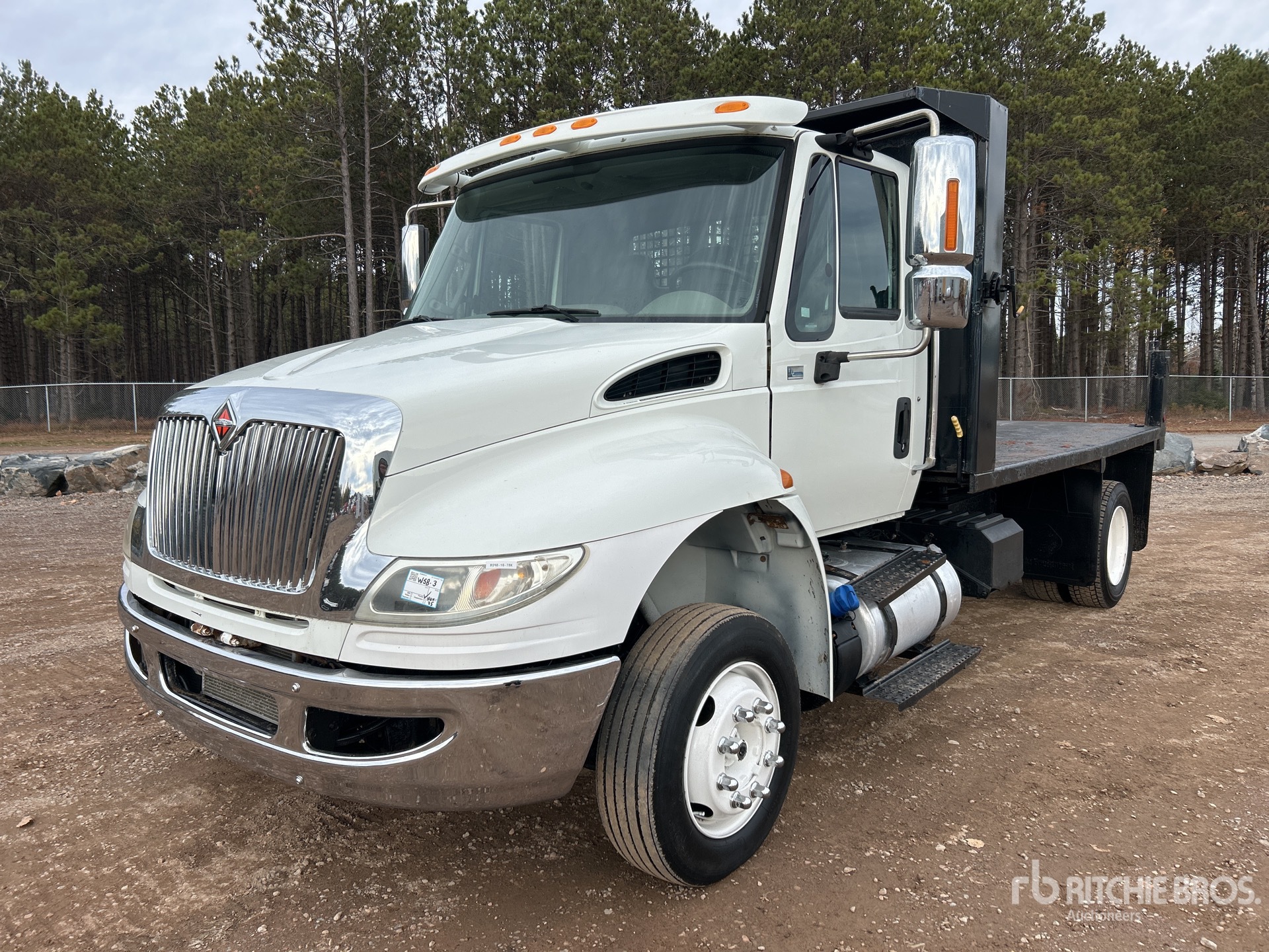 2016 International 4300 SBA 4x2 Autocarro ribaltabile con pianale fisso