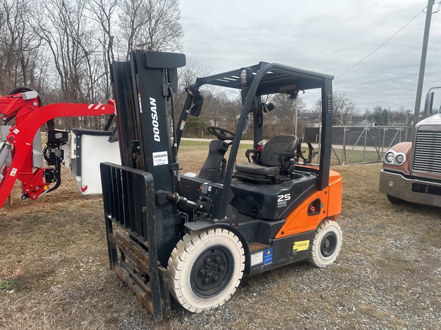 2022 Doosan G25E-7 4600 lb Pneumatic Tire Forklift (Inoperable)