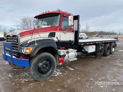 2006 Mack CV713 6x4 Camion à Plateau