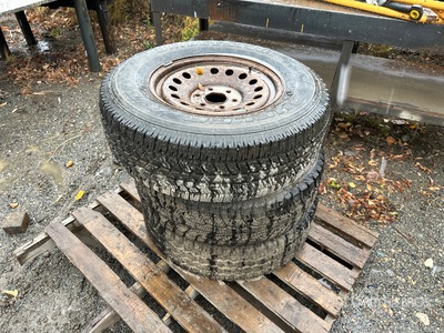 Quantity of (3) 265/70R17 Opony
