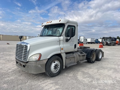2011 Freightliner Cascadia 125 6x4 تراكتور شاحنة نهارية (ثنائية المحور)