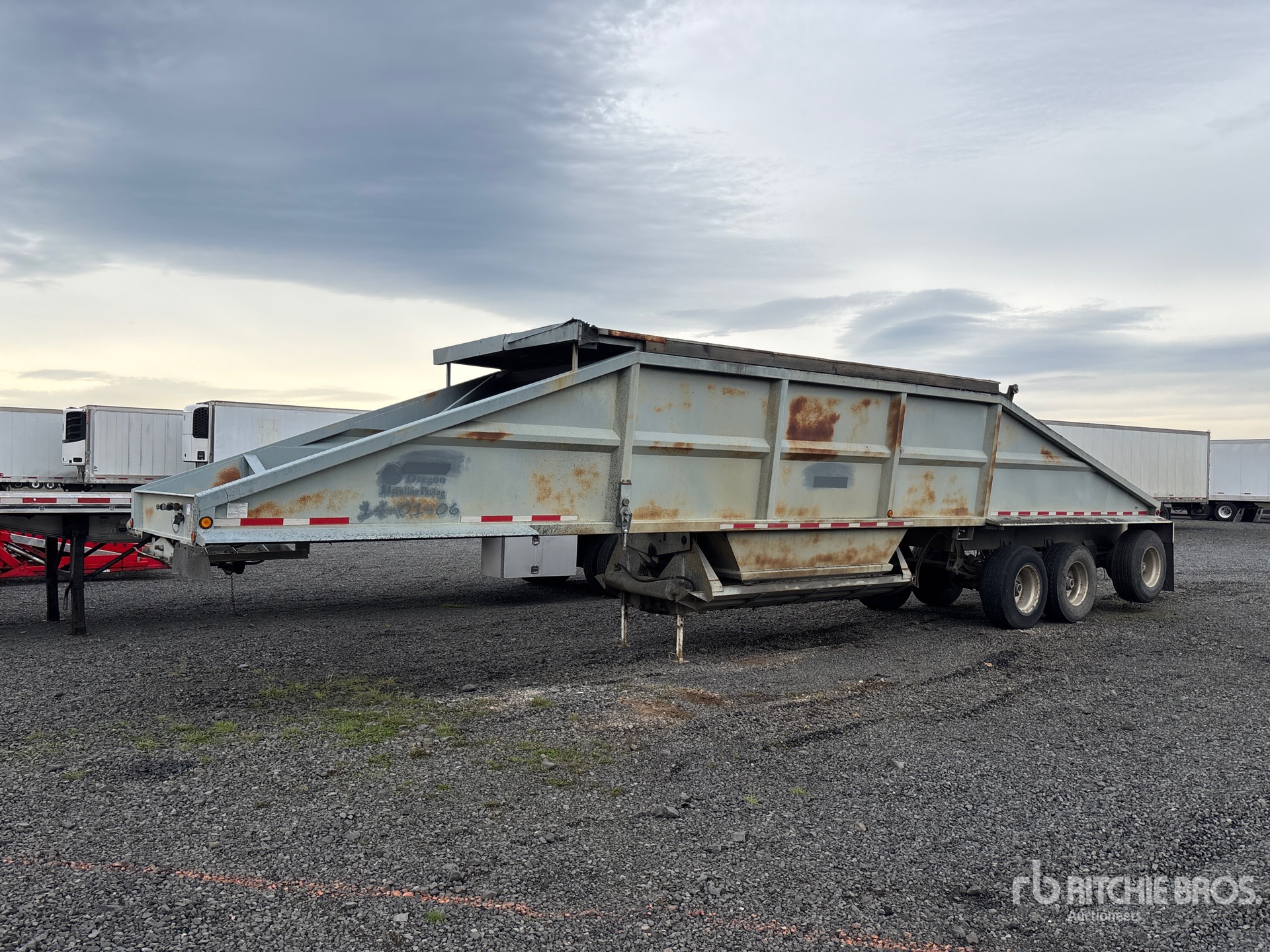 2006 Corn Belt 42 ft Tri/A مقطورة للتفريغ السفلي