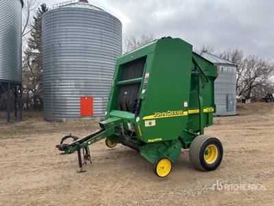 John Deere 567 Round Baler