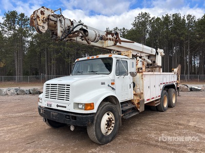 Altec on 2000 International 4900 6x4 Digger Derrick Truck