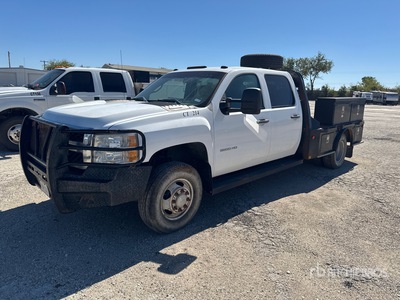 2014 Chevrolet Silverado 3500HD 4x4 Crew Cab شاحنة مسطحة (Inoperable)