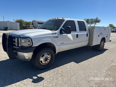 2006 Ford F-350 XLT 4x4 Crew Cab Utility Truck (Inoperable)