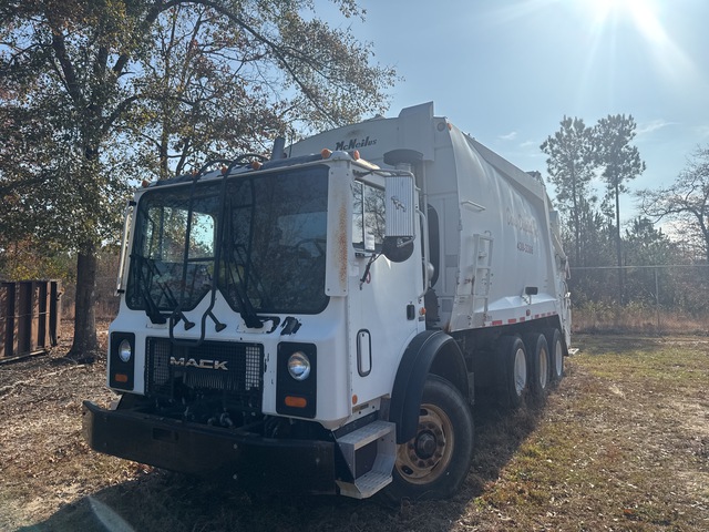 2004 Mack MR688S 8x4 Rear Loader Waste Collection Truck (Inoperable)