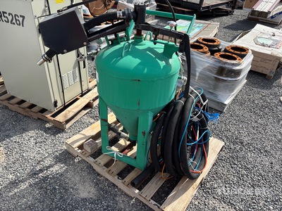 DB380 Pneumatic Dustless Sandblasing Pot (Unused)