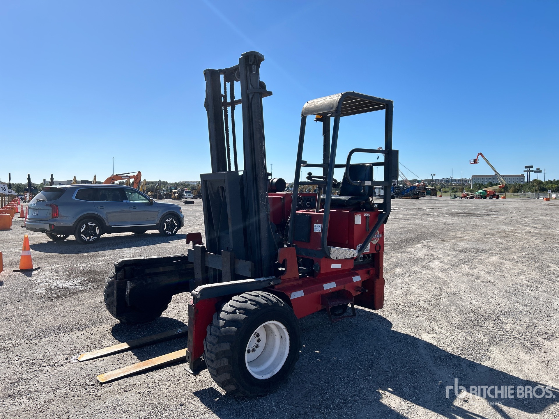 2004 Moffett M5500P 5500 lb 3x3 Wózek widłowy montowany na ciężarówce