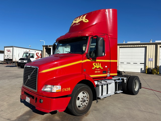 2017 Volvo VNM42T 4x2 S/A Day Cab Truck Tractor 2017 Volvo VNM42T 4x2 S/A Day Cab Truck Tractor