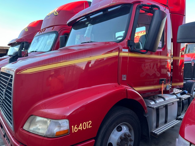 2016 Volvo VNM42T S/A Day Cab Truck Tractor (Inoperable) 2016 Volvo VNM42T S/A Day Cab Truck Tractor (Inoperable)