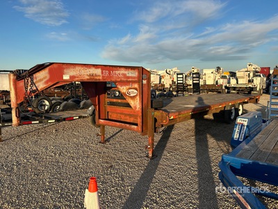 2002 L & L 26 ft T/A Gooseneck Flatbed Trailer