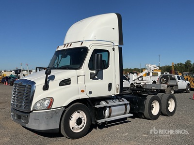 2015 Freightliner Cascadia 113 T/A Day Cab Truck Tractor