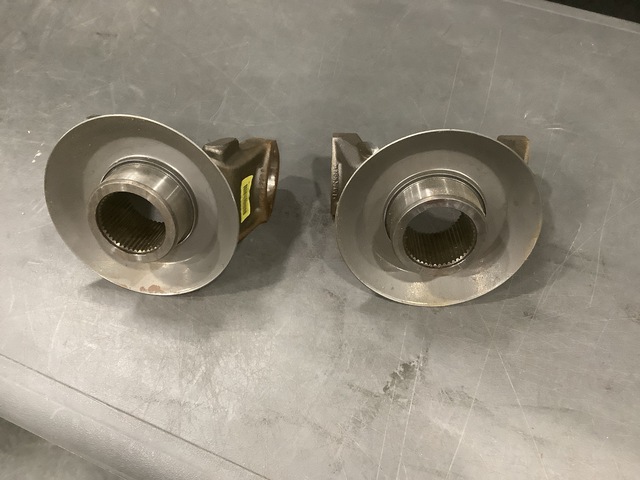 (17) Meritor 18NYS38-27 Universal Joint Yokes