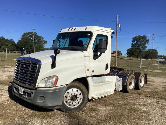 2014 Freightliner Cascadia 6x4 T/A Day Cab Truck Tractor
