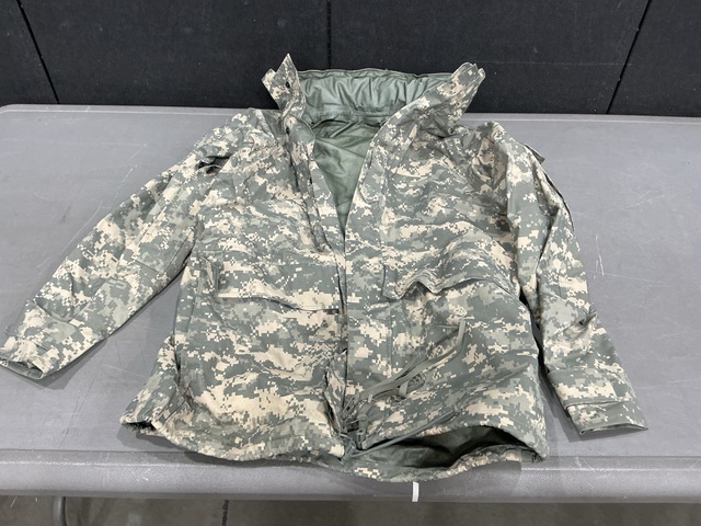 (200) Cold Weather Parkas (200) Cold Weather Parkas