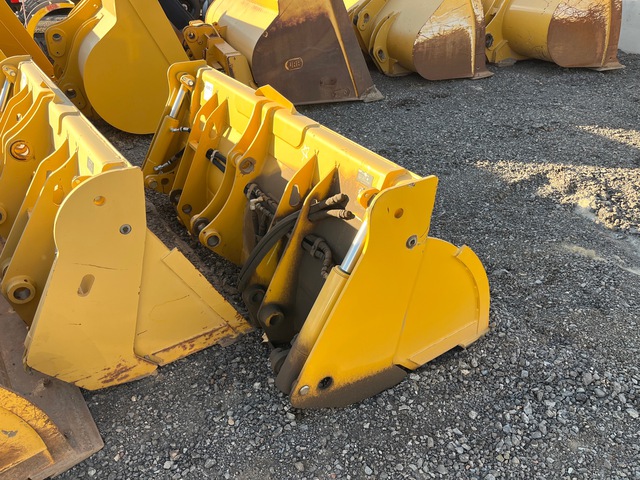 John Deere 85 in 1.25 cyd Multipurpose Bucket - Fits 320/410 (Unused) John Deere 85 in 1.25 cyd Multipurpose Bucket - Fits 320/410 (Unused)