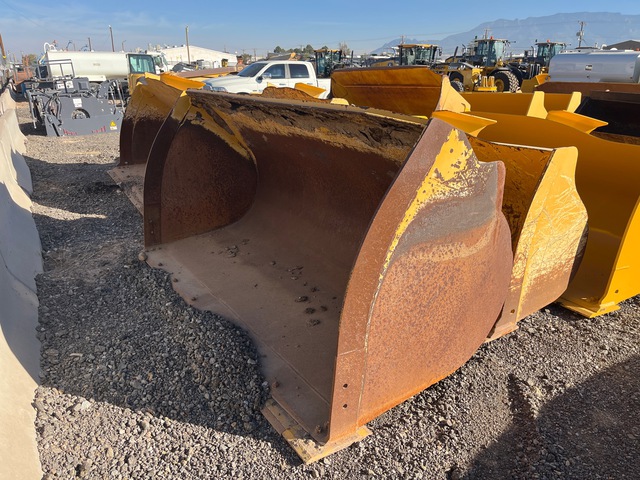 John Deere 112 in Q/C Bucket John Deere 112 in Q/C Bucket