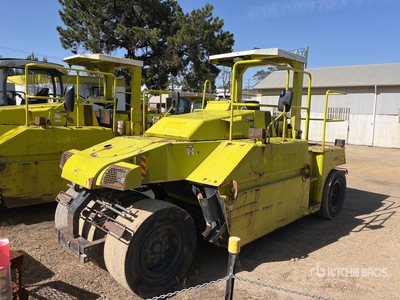 2004 Sakai TZ701 7 Wheel Pneumatic Roller