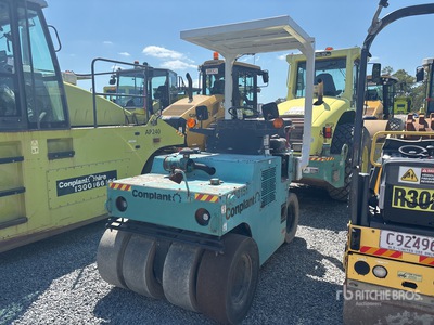 1998 Sakai TS31 7 Wheel Pneumatic Roller