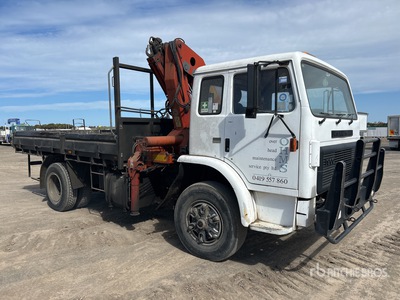 1982 Palfinger PK12000A 6000 kg Articulated Boom on 1988 International Harvester 4x2 Platte vrachtwagen met kraan