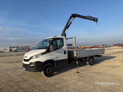 KGR XC33 675 kg on 2015 Iveco Daily 35-130 Flatbed Truck with Crane