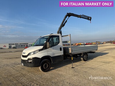 KGR XC33 675 kg on 2015 Iveco Daily 35-130 Camion plataforma con grua