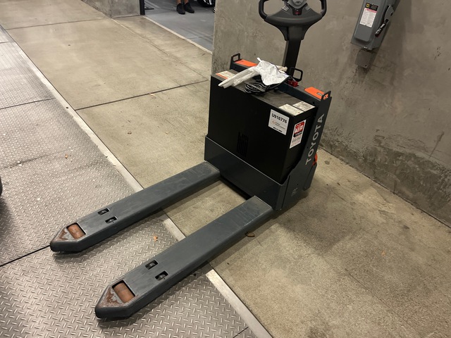 2017 Toyota 8HBW23 4500 lb Electric Pallet Jack