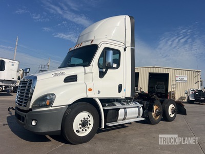 2017 Freightliner Cascadia 113 6x4 T/A Day Cab Truck Tractor