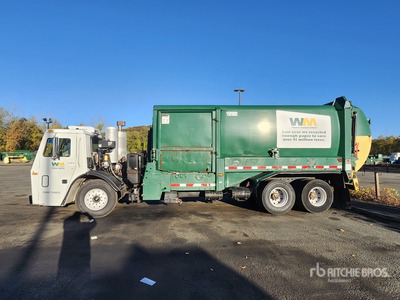 2013 Mack MRU613 Waste Collection Truck