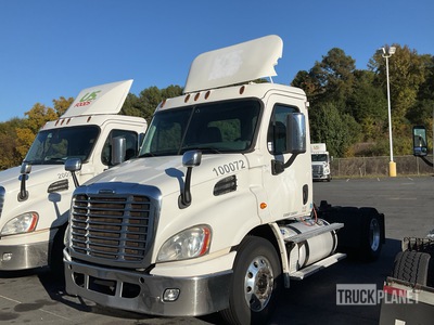 2013 Freightliner CA113 4x2 تراكتور شاحنة (أحادي المحور)