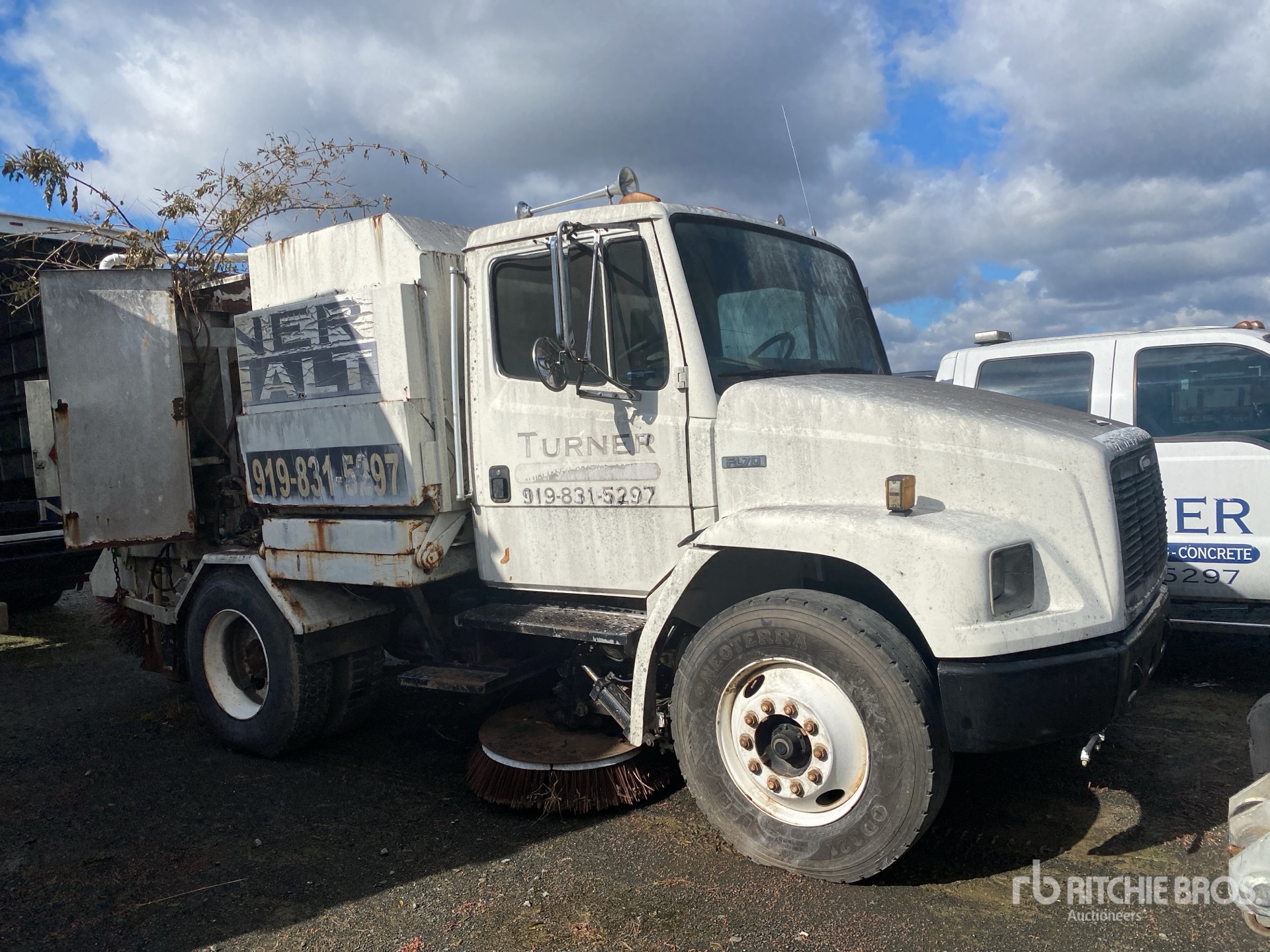 1998 Freightliner FL70 Sweeper Truck (Inoperable)