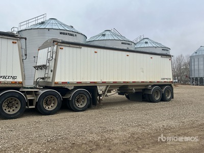 2015 Lode King 30 ft Super B-Train Pup Grain Trailer