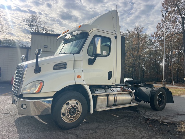 2013 Freightliner Cascadia 113 4x2 S/A Day Cab Truck Tractor