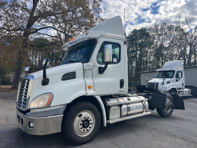 2012 Freightliner Cascadia 113 4x2 S/A Day Cab Truck Tractor