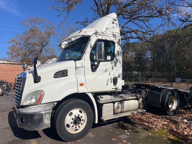 2012 Freightliner Cascadia 113 S/A Day Cab Truck Tractor