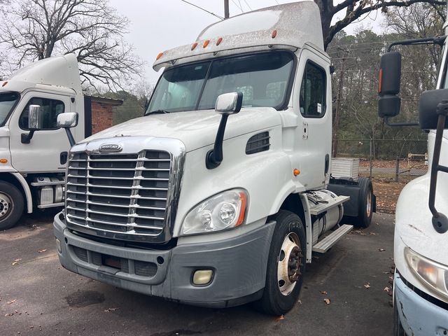 2012 Freightliner Cascadia 113 4x2 S/A Day Cab Truck Tractor