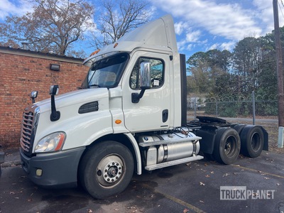 2012 Freightliner Cascadia 113 6x4 تراكتور شاحنة نهارية (ثنائية المحور)