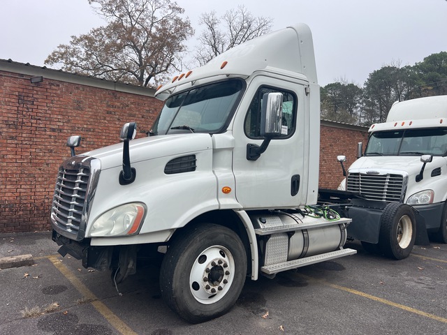 2013 Freightliner Cascadia 113 4x2 S/A Day Cab Truck Tractor (Inoperable)