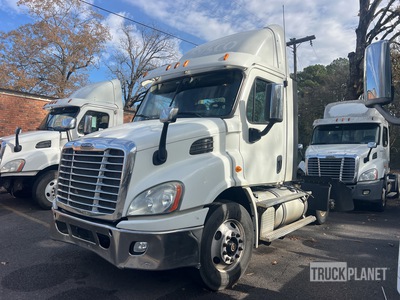 2013 Freightliner Cascadia 113 4x2 تراكتور شاحنة (أحادي المحور)