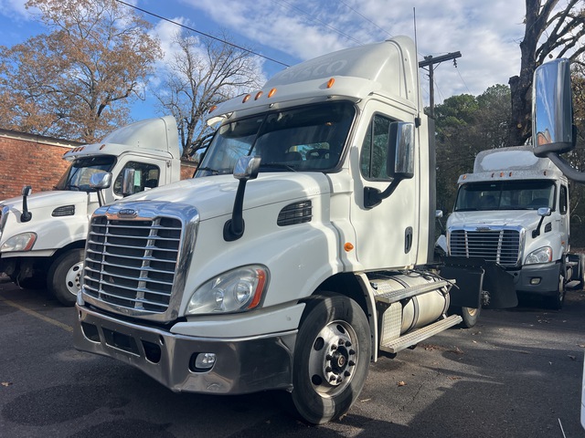 2013 Freightliner Cascadia 113 4x2 S/A Day Cab Truck Tractor