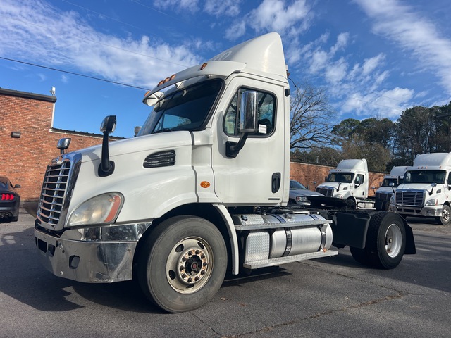 2012 Freightliner Cascadia 113 4x2 S/A Day Cab Truck Tractor