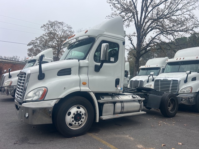 2013 Freightliner Cascadia 113 4x2 S/A Day Cab Truck Tractor