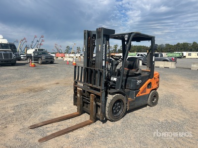 2001 Doosan D30S-7 5500 lb Pneumatic Tire Forklift