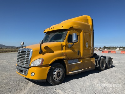 2016 Freightliner Cascadia 125 6x4 Tractocamion con Dormitorio / トラックトラクター(T/A)