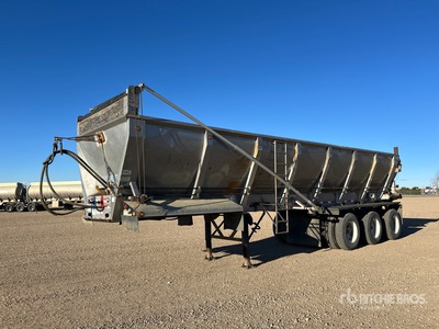 2007 Trout River 38 ft Tri/A Live Bottom Trailer (Inoperable)